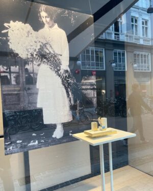 Birgitte Hjort Sørensen Instagram - I anledning af udstillingen Silver Tales på @karenblixenrungstedlund havde jeg i dag fornøjelsen af at indvie kunderne hos @olelynggaardcopenhagen i min kærlighed til Blixens værker. I anledning af valgudskrivelsen gjorde jeg det med kærlighed til partilederrundegestik 🙅🏼‍♀️(swipe)
(Og tak @notesdunord for lån af det forrygende safari-sæt)