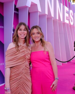 Birgitte Hjort Sørensen Instagram - Cannes 🫶🏻🌴✨
Spent a wonderful, crazy 24 hours with the Dark Horse family, got to wear the most gorgeous dress created by @carinagronning & @pilystagram together with beautiful @georgjensen jewelry - and met my French voice @dorothee.pousseo! Merci @canneseries ❤️