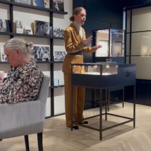 Birgitte Hjort Sørensen Instagram - I anledning af udstillingen Silver Tales på @karenblixenrungstedlund havde jeg i dag fornøjelsen af at indvie kunderne hos @olelynggaardcopenhagen i min kærlighed til Blixens værker. I anledning af valgudskrivelsen gjorde jeg det med kærlighed til partilederrundegestik 🙅🏼‍♀️(swipe)
(Og tak @notesdunord for lån af det forrygende safari-sæt)