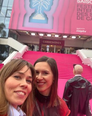 Birgitte Hjort Sørensen Instagram - Cannes 🫶🏻🌴✨
Spent a wonderful, crazy 24 hours with the Dark Horse family, got to wear the most gorgeous dress created by @carinagronning & @pilystagram together with beautiful @georgjensen jewelry - and met my French voice @dorothee.pousseo! Merci @canneseries ❤️