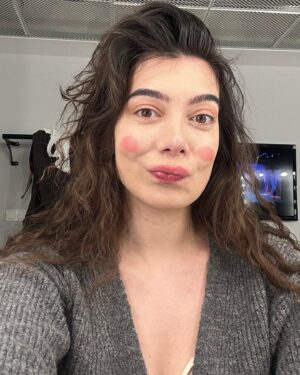 Birsu Demir Instagram - herkes her an  her yerde her zaman her olay her neyse hepsi
uğurlu şeyler ve cebimden çıkan bir konfeti parçasıyla başladı her şey🐽🪷🍎🍬🎟️🩰⭐️