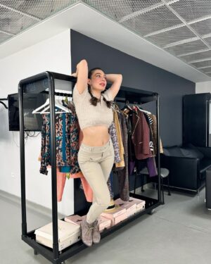 Birsu Demir Instagram - kuliste küçük bir fotoğraf molası verdik
@basakkara sen mükemmel bir fotoğrafçısın @thefooly senin de hakkını yiyemem 😈
hadi sahneye aşık olmaya! 👻