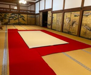 Bisen Aoyagi Instagram - 世界遺産 高野山 
総本山金剛峯寺　宗祖弘法大師御誕生1250年記念大法会
にて作品奉納・奉納揮毫をさせていただきました。

作品は法会期間中、金剛峯寺様にて展示いただきます。

【作品について】

「遍照」ーへんじょうー
あまねく照らす。
胎蔵界の中心の大日如来様から頂戴したお大師様（弘法大師 空海）の象徴となるお名前「 遍  照 」
曼荼羅の象徴であり、森羅万象、そしてお参りいただいた皆さまがお大師様の遍く光に照らされるようにと祈りを込めて書かせていただきました。
同日に奉納いたしましたNFT VR作品「般若心経」は、屏風作品「遍照」と連動しており、それぞれが輝き合いより強い光となり森羅万象のいのちの繋がりを表しています。

私は小さい頃から祖母の影響で、大変ご縁の深かったお大師様のお誕生大法会で書かせていただけるというお話をいただいたとき、飛び上がるほど歓喜しました。
書を勉強している身として、このような素晴らしい機会を頂戴できました事はこの上ない幸せです。
これからもお大師様のご加護のもと書の勉強にいっそう精進いたします。
最後になりましたが、素晴らしい奉納式をいただきました、高野山金剛峯寺様、お声掛け頂きました、神宮寺感應院様に心より御礼申し上げます。　

【高野山でのこと】
奉納前に高野山へ入らせていただき、宿坊にて2泊3日を過ごしました。阿字観や朝のお勤めを体験し、精進食をいただきました。
聖域である奥之院では、朝のお勤めを拝見しました。聖域に入った瞬間に空気の変化を感じ、緊張感がありました。
毎日2万歩近く歩き、様々な場所を巡りました。3日目には少し体の感覚が変わり、身が清められているように感じました。

奉納が決まり、改めて本や映像で高野山について学んでいましたが、今回体験を通して勉強させていただきより理解が深まりました。
今まで何度も高野山へお参りしていますが今回が1番密度の濃い時間となりました。
ご縁に感謝申し上げます。　

奉納式当日は、ご開帳されたお大師様の前で奉納させていただき、屏風の前に立った時には緊張していました。
ただ、筆を持つと体がふっと軽くなり、無心に、そして自然に書くことができました。
書き終わりにお大師様に向かい、頭を深く下げお礼を申し上げると自然と涙が溢れて、はじめての経験に自分でも大変に驚きました。
これからもお大師様の書をしっかりと学ばせていただき、お大師様のご加護のもと書の勉強にいっそう精進いたします。

#高野山　#金剛峯寺 #koyasan #真言宗　#弘法大師　#お大師様 #遍照　#空海　#書道　#席上揮毫 #青柳美扇