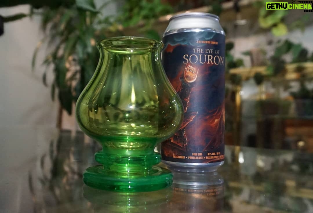 Bixton Suicide - 4.9K Likes - "Rest here weary traveler"🍺
The beer wench offers you a goblet, do you accept?
-> •Accept
-> •Decline
-> •Buy @mementoglass
-> •Item
Seriously though, I scooped this headyglass from @mementoglass & I love it so much 😭 I ONLY want to drink from these glasses now.
#mementoglass #beerwench #goblet