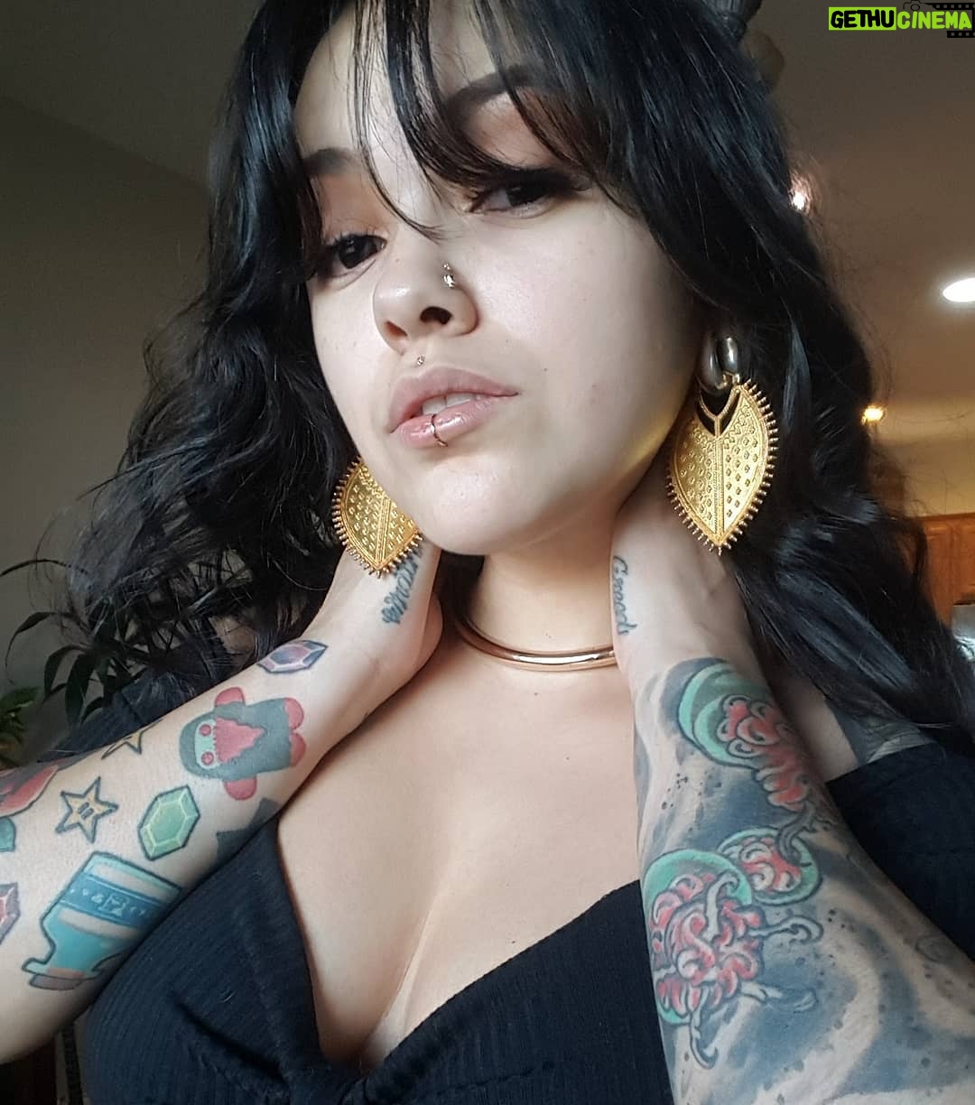 Bixton Suicide - 9K Likes - Just because I can't leave the house, doesn't mean I won't look good sitting on the couch eating my vegan chocolate cake 🎂 (Pookie made it 😢)
Thank you Pookie for these gorgeous @mayajewelry earweights 😻
🦀🦀🦀
HAPPY BIRFDAY to all my crabby friends.
Belated group celebrations hopefully next year 🤞🏽😷