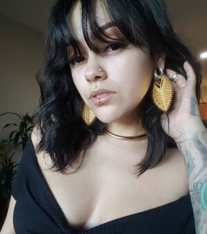 Bixton Suicide Instagram - Just because I can't leave the house, doesn't mean I won't look good sitting on the couch eating my vegan chocolate cake 🎂 (Pookie made it 😢)
Thank you Pookie for these gorgeous @mayajewelry earweights 😻
🦀🦀🦀
HAPPY BIRFDAY to all my crabby friends.
Belated group celebrations hopefully next year 🤞🏽😷