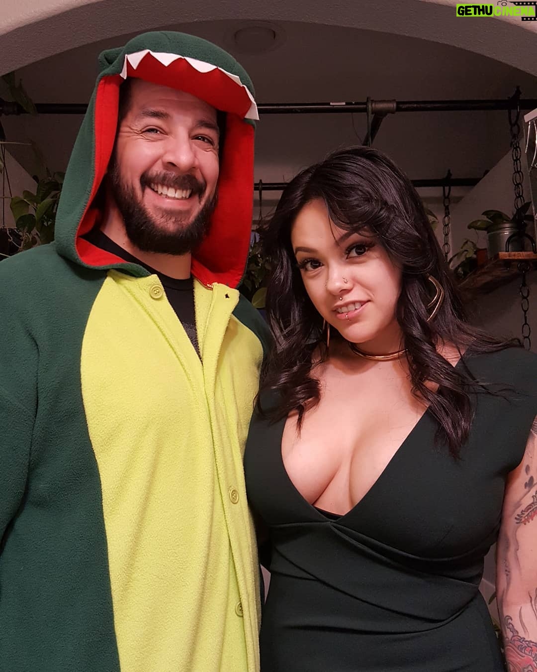 Bixton Suicide - 9.3K Likes - Drinks & tamales & boardgames for two, all day.
Hope you all got to relax today.
🖤🌿
#bahumbug