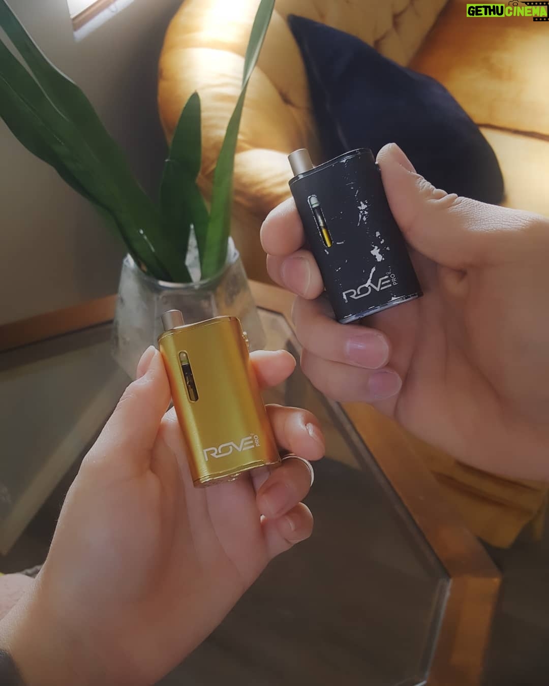 Bixton Suicide Instagram - 💏 His & Her Rove ProBatteries💨🍁 @rovebrand.nv @rovebrand A little over 2 years ago, I bought Pookie a black pro pack from Rove & started my mission to find me a gold one AND NOW ITS FINALLY MINE 😍 (thanks @princess_calaveraa for starting this whole obsession!) ...now if only there was a rosegold one 😉💦 to match all my jewelry of course haha. #goldeverything #rovepro #rovepropack