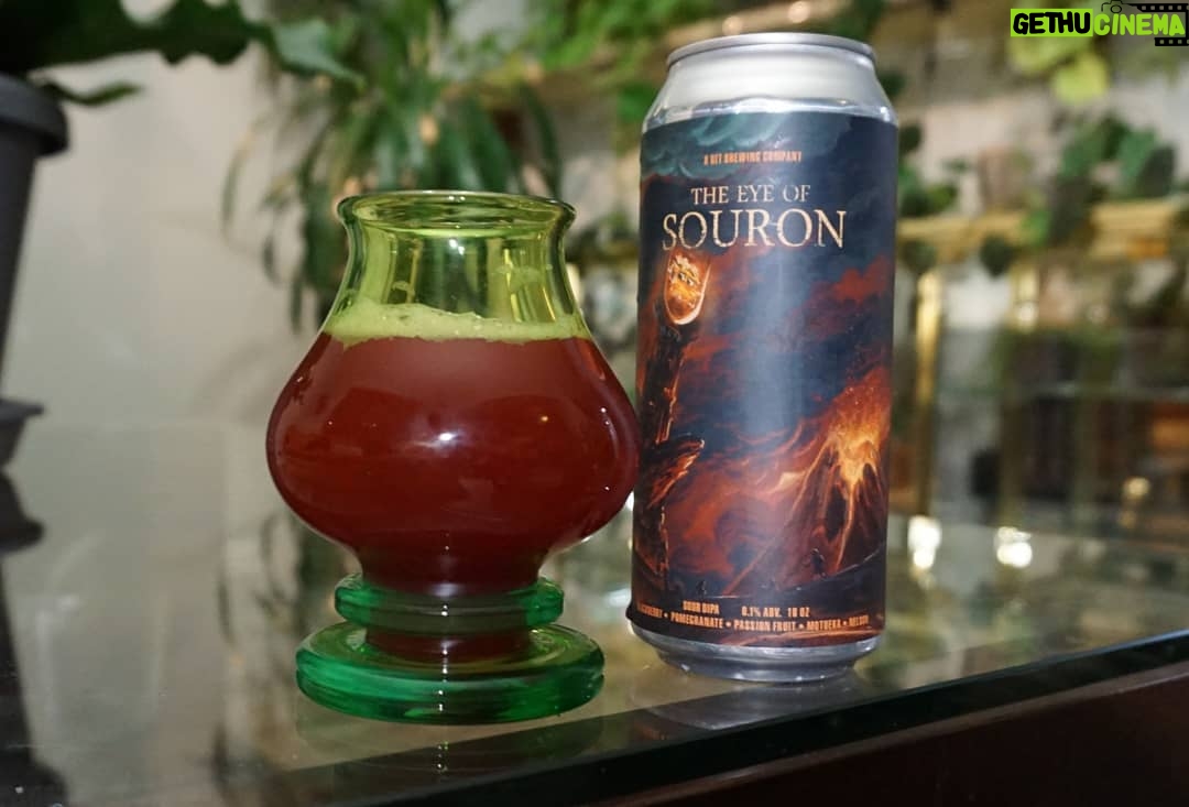 Bixton Suicide - 4.9K Likes - "Rest here weary traveler"🍺
The beer wench offers you a goblet, do you accept?
-> •Accept
-> •Decline
-> •Buy @mementoglass
-> •Item
Seriously though, I scooped this headyglass from @mementoglass & I love it so much 😭 I ONLY want to drink from these glasses now.
#mementoglass #beerwench #goblet