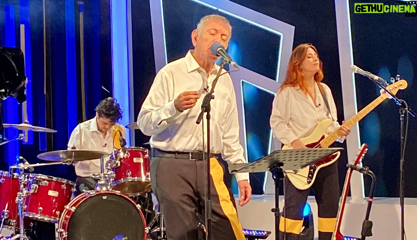 Blanca Lewin Instagram - 🔴 Histórica presentación de #Electrodomésticos en #Hora25 del canal NTV y TVN, presentando MIRAR LA LUZ, su más reciente disco que sigue presentándose el 14 de junio en Teatro del Bio Bio, Concepción, y el 29 de junio en Parque Cultural Ex Cárcel, Valparaíso! 🔊🎶🎸 Imperdible, sonido en vivo! 💥 Encuentra “Mirar la Luz” en disquerías del país y plataformas digitales 💿 ▶️ @loselectro @ntvchile @tvn @blancalewin