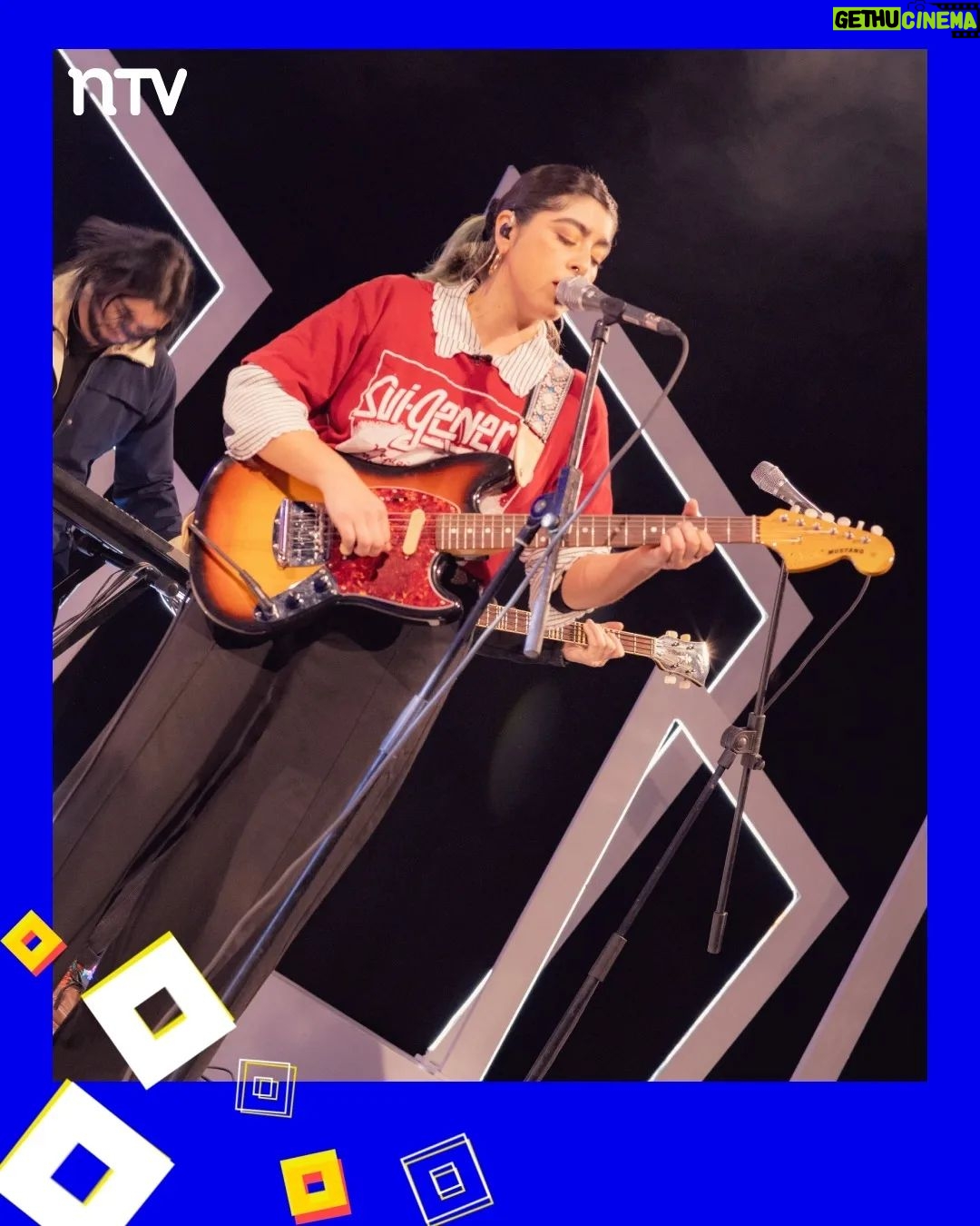 Blanca Lewin Instagram - 👏👏👏 Estas son las imágenes que nos dejó una nueva entrega de #Hora25 por las pantallas de NTV. 🎶🎵🎶Disfrutamos con la música de la banda @floresalegria_. Compartimos los datos de las columnas de cine/series con @carolinasofia3 y de literatura con Sergio Parra (@metalespesadoslibros). Y estuvo presente el mundo del teatro con @yamireyna, @chamojung y @m.elenaduvauchelle, quienes presentaron la obra "Mi madre, Mi novia y Yo" (@mimadreminoviayyo.cl). 📌 El increíble episodio de #Hora25NTV con @blancalewin ya está disponible en nuestro sitio oficial y también en nuestro canal de Youtube NTV_Chile. #Hora25TVN #blancalewin #musica #danza #cultura #teatro #literatura #entretenimiento #cine #televisión