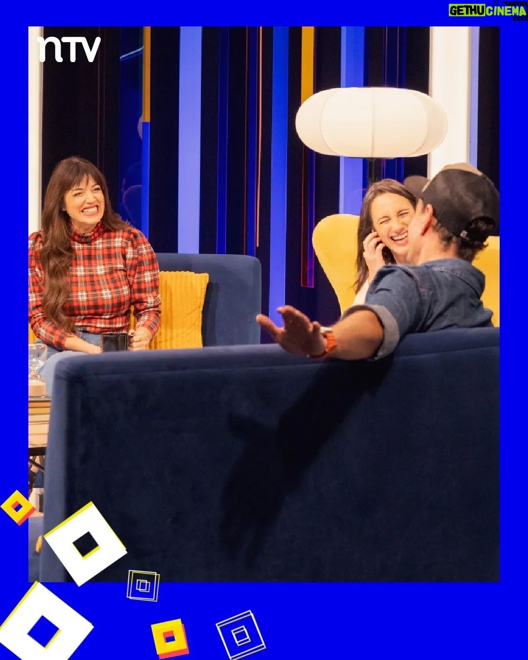Blanca Lewin Instagram - 👏👏👏 Estas son las imágenes que nos dejó una nueva entrega de #Hora25 por las pantallas de NTV. 🎶🎵🎶Disfrutamos con la música de la banda @floresalegria_. Compartimos los datos de las columnas de cine/series con @carolinasofia3 y de literatura con Sergio Parra (@metalespesadoslibros). Y estuvo presente el mundo del teatro con @yamireyna, @chamojung y @m.elenaduvauchelle, quienes presentaron la obra "Mi madre, Mi novia y Yo" (@mimadreminoviayyo.cl). 📌 El increíble episodio de #Hora25NTV con @blancalewin ya está disponible en nuestro sitio oficial y también en nuestro canal de Youtube NTV_Chile. #Hora25TVN #blancalewin #musica #danza #cultura #teatro #literatura #entretenimiento #cine #televisión