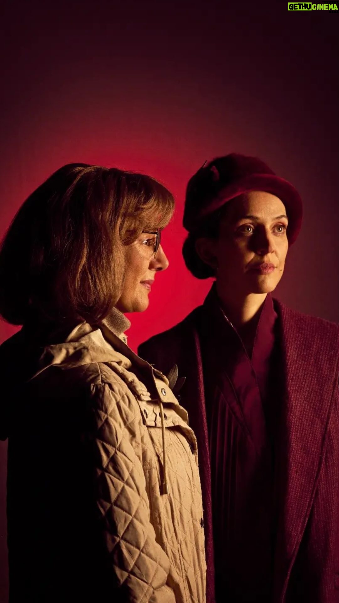 Blanca Lewin Instagram - KELÜ 💫 El género y la ciencia a los escenarios del @teatrouc, de la mano de Blanca Lewin y Adriana Stuven interpretando a María Teresa Ruiz y Cecilia Payne Gaposhkin; dos astrónomas, dos épocas, pero unidas bajo un mismo cielo gracias a la puesta en escena de KELÜ. Bajo la dirección de Ana López Montaner y con la dramaturgia de Ximena Carrera Venegas 🔭 la obra se sitúa en una noche estrellada de 1997 en el observatorio La Silla, escenario para este encuentro atemporal entre ambas astrónomas. 🎫 Entradas disponibles en boletería y Ticketplus (link del perfil) 📆 Funciones hasta 22 de junio. MIÉ a SÁB, a las 20:30 h 📍Sala Ana González / 1er piso: Sí cuenta con acceso para personas con movilidad reducida y silla de ruedas. 📌Colabora: @crtindustriascreativas @checoslovaquia @centroculturalceina @eso.chile @alma.observatory @min_ciencia @culturas_cl @depajuventud @inspiringirlscl @astrofisicamas @cazadorasdeestrellas @arieteproducciones