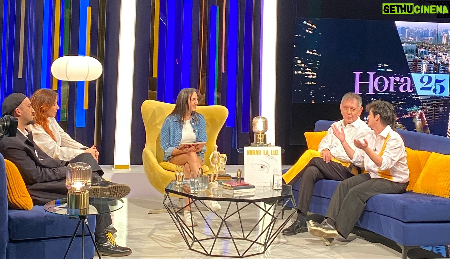 Blanca Lewin Instagram - 🔴 Histórica presentación de #Electrodomésticos en #Hora25 del canal NTV y TVN, presentando MIRAR LA LUZ, su más reciente disco que sigue presentándose el 14 de junio en Teatro del Bio Bio, Concepción, y el 29 de junio en Parque Cultural Ex Cárcel, Valparaíso! 🔊🎶🎸 Imperdible, sonido en vivo! 💥 Encuentra “Mirar la Luz” en disquerías del país y plataformas digitales 💿 ▶️ @loselectro @ntvchile @tvn @blancalewin