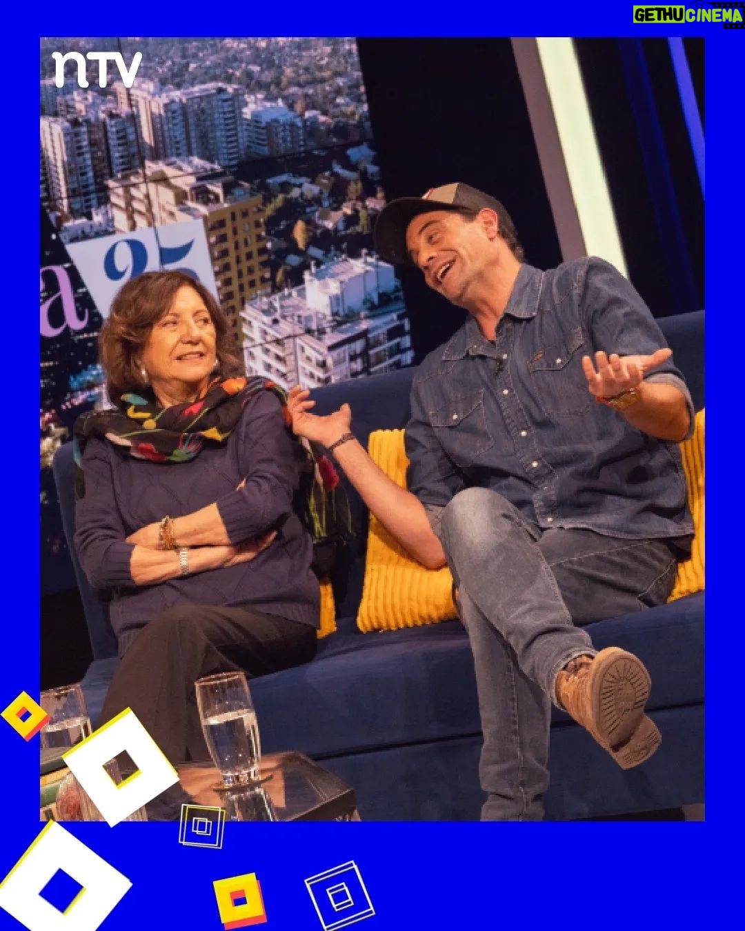 Blanca Lewin Instagram - 👏👏👏 Estas son las imágenes que nos dejó una nueva entrega de #Hora25 por las pantallas de NTV. 🎶🎵🎶Disfrutamos con la música de la banda @floresalegria_. Compartimos los datos de las columnas de cine/series con @carolinasofia3 y de literatura con Sergio Parra (@metalespesadoslibros). Y estuvo presente el mundo del teatro con @yamireyna, @chamojung y @m.elenaduvauchelle, quienes presentaron la obra "Mi madre, Mi novia y Yo" (@mimadreminoviayyo.cl). 📌 El increíble episodio de #Hora25NTV con @blancalewin ya está disponible en nuestro sitio oficial y también en nuestro canal de Youtube NTV_Chile. #Hora25TVN #blancalewin #musica #danza #cultura #teatro #literatura #entretenimiento #cine #televisión