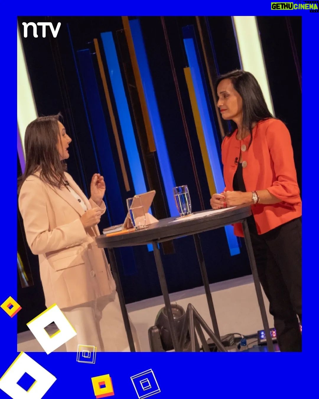 Blanca Lewin Instagram - 👏👏👏 Estas son las imágenes que nos dejó una nueva entrega de #Hora25 por las pantallas de NTV. 🎶🎵🎶Disfrutamos con la música de la banda @floresalegria_. Compartimos los datos de las columnas de cine/series con @carolinasofia3 y de literatura con Sergio Parra (@metalespesadoslibros). Y estuvo presente el mundo del teatro con @yamireyna, @chamojung y @m.elenaduvauchelle, quienes presentaron la obra "Mi madre, Mi novia y Yo" (@mimadreminoviayyo.cl). 📌 El increíble episodio de #Hora25NTV con @blancalewin ya está disponible en nuestro sitio oficial y también en nuestro canal de Youtube NTV_Chile. #Hora25TVN #blancalewin #musica #danza #cultura #teatro #literatura #entretenimiento #cine #televisión