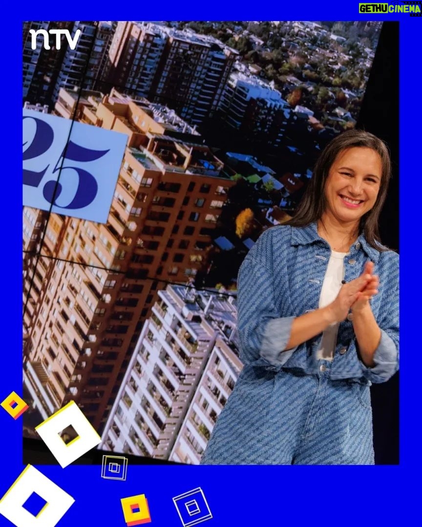 Blanca Lewin Instagram - ¡El miércoles de Hora 25 estuvo cargado de emociones en NTV! 🌟 Disfrutamos de la vanguardia musical con la emblemática banda @loselectro en nuestro set. Además, exploramos el mundo del cine y las series con @carolinasofia3, y revisamos historias literarias con Sergio Parra (@metalespesadoslibros). ¡Todo esto y más en la Hora que no existe, donde todo puede suceder! 🕰️ No te pierdas #Hora25NTV con @blancalewin, todos los miércoles a las 22:30 horas por las pantallas de @ntvchile, y el sábado cerca de la medianoche a través de @tvn. 📺✨