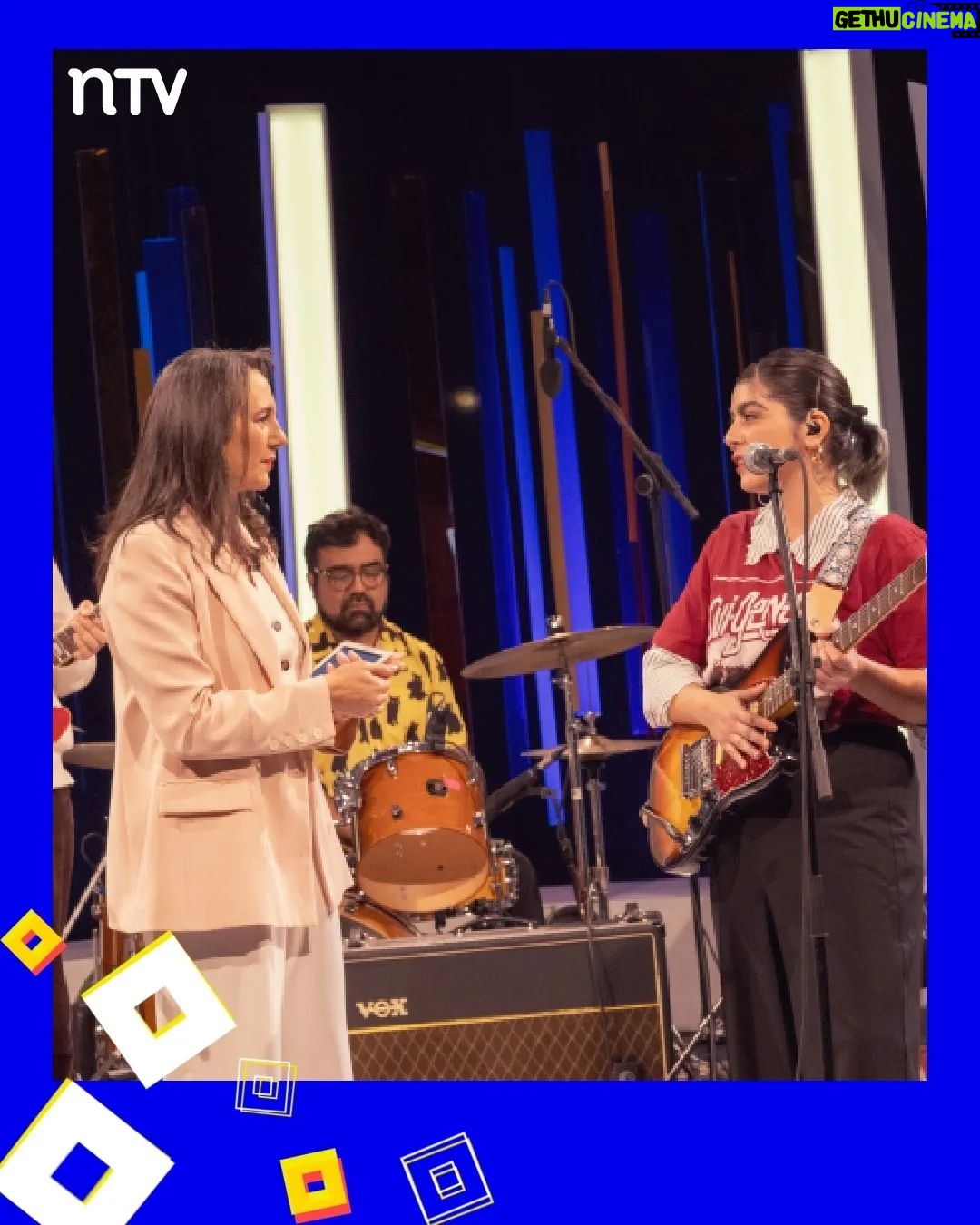 Blanca Lewin Instagram - 👏👏👏 Estas son las imágenes que nos dejó una nueva entrega de #Hora25 por las pantallas de NTV. 🎶🎵🎶Disfrutamos con la música de la banda @floresalegria_. Compartimos los datos de las columnas de cine/series con @carolinasofia3 y de literatura con Sergio Parra (@metalespesadoslibros). Y estuvo presente el mundo del teatro con @yamireyna, @chamojung y @m.elenaduvauchelle, quienes presentaron la obra "Mi madre, Mi novia y Yo" (@mimadreminoviayyo.cl). 📌 El increíble episodio de #Hora25NTV con @blancalewin ya está disponible en nuestro sitio oficial y también en nuestro canal de Youtube NTV_Chile. #Hora25TVN #blancalewin #musica #danza #cultura #teatro #literatura #entretenimiento #cine #televisión