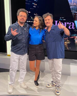 Blanca Lewin Instagram - HOLAAA!! Cómo andan?🤟 Les queremos contar que los amigos de Hora 25 nos invitaron a su programa junto a @blancalewin, y la pasamos increíble😎 

El capítulo se estrena mañana por @ntvchile a las 22:00 hrs. y ESTE sábado a la medianoche por la señal abierta de @tvn 🎬 Así que muy atentxs🫡

Con amor
Felipe & Pablo