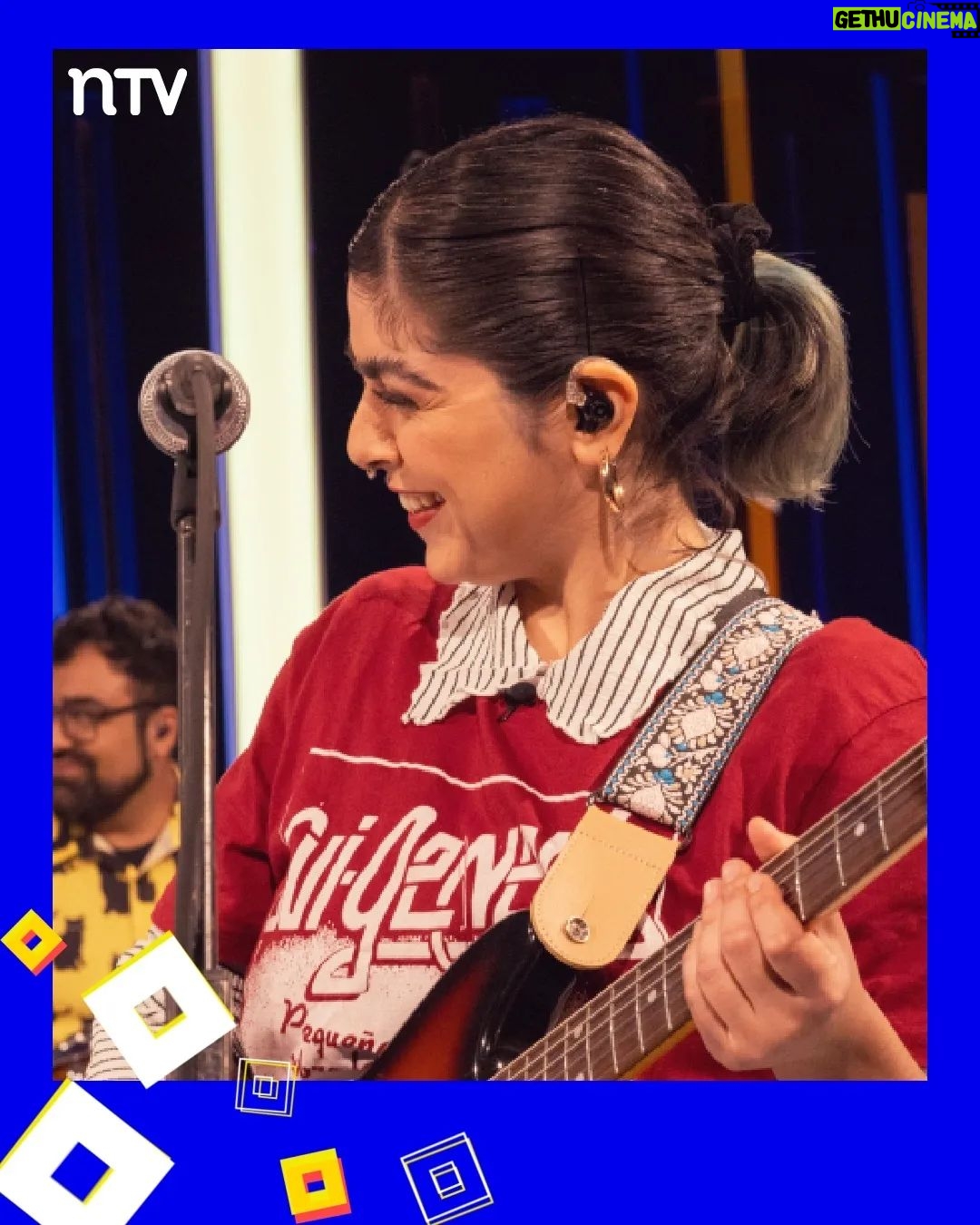 Blanca Lewin Instagram - 👏👏👏 Estas son las imágenes que nos dejó una nueva entrega de #Hora25 por las pantallas de NTV. 🎶🎵🎶Disfrutamos con la música de la banda @floresalegria_. Compartimos los datos de las columnas de cine/series con @carolinasofia3 y de literatura con Sergio Parra (@metalespesadoslibros). Y estuvo presente el mundo del teatro con @yamireyna, @chamojung y @m.elenaduvauchelle, quienes presentaron la obra "Mi madre, Mi novia y Yo" (@mimadreminoviayyo.cl). 📌 El increíble episodio de #Hora25NTV con @blancalewin ya está disponible en nuestro sitio oficial y también en nuestro canal de Youtube NTV_Chile. #Hora25TVN #blancalewin #musica #danza #cultura #teatro #literatura #entretenimiento #cine #televisión