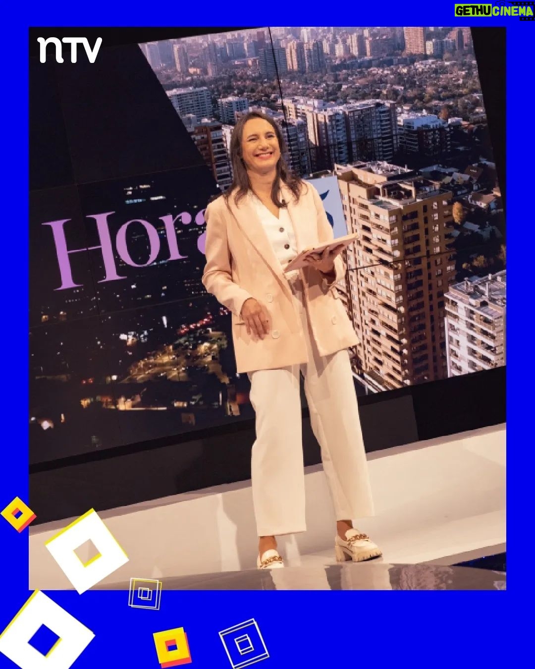 Blanca Lewin Instagram - 👏👏👏 Estas son las imágenes que nos dejó una nueva entrega de #Hora25 por las pantallas de NTV. 🎶🎵🎶Disfrutamos con la música de la banda @floresalegria_. Compartimos los datos de las columnas de cine/series con @carolinasofia3 y de literatura con Sergio Parra (@metalespesadoslibros). Y estuvo presente el mundo del teatro con @yamireyna, @chamojung y @m.elenaduvauchelle, quienes presentaron la obra "Mi madre, Mi novia y Yo" (@mimadreminoviayyo.cl). 📌 El increíble episodio de #Hora25NTV con @blancalewin ya está disponible en nuestro sitio oficial y también en nuestro canal de Youtube NTV_Chile. #Hora25TVN #blancalewin #musica #danza #cultura #teatro #literatura #entretenimiento #cine #televisión