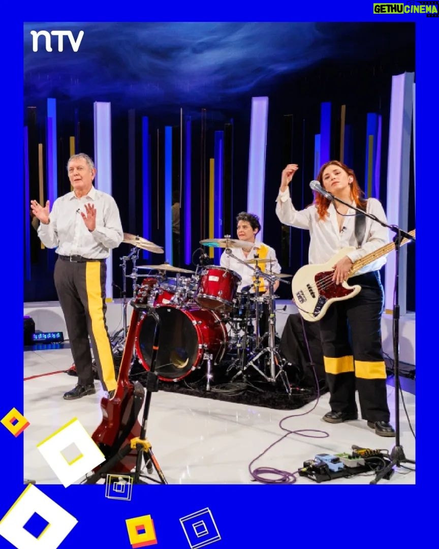 Blanca Lewin Instagram - ¡El miércoles de Hora 25 estuvo cargado de emociones en NTV! 🌟 Disfrutamos de la vanguardia musical con la emblemática banda @loselectro en nuestro set. Además, exploramos el mundo del cine y las series con @carolinasofia3, y revisamos historias literarias con Sergio Parra (@metalespesadoslibros). ¡Todo esto y más en la Hora que no existe, donde todo puede suceder! 🕰️ No te pierdas #Hora25NTV con @blancalewin, todos los miércoles a las 22:30 horas por las pantallas de @ntvchile, y el sábado cerca de la medianoche a través de @tvn. 📺✨