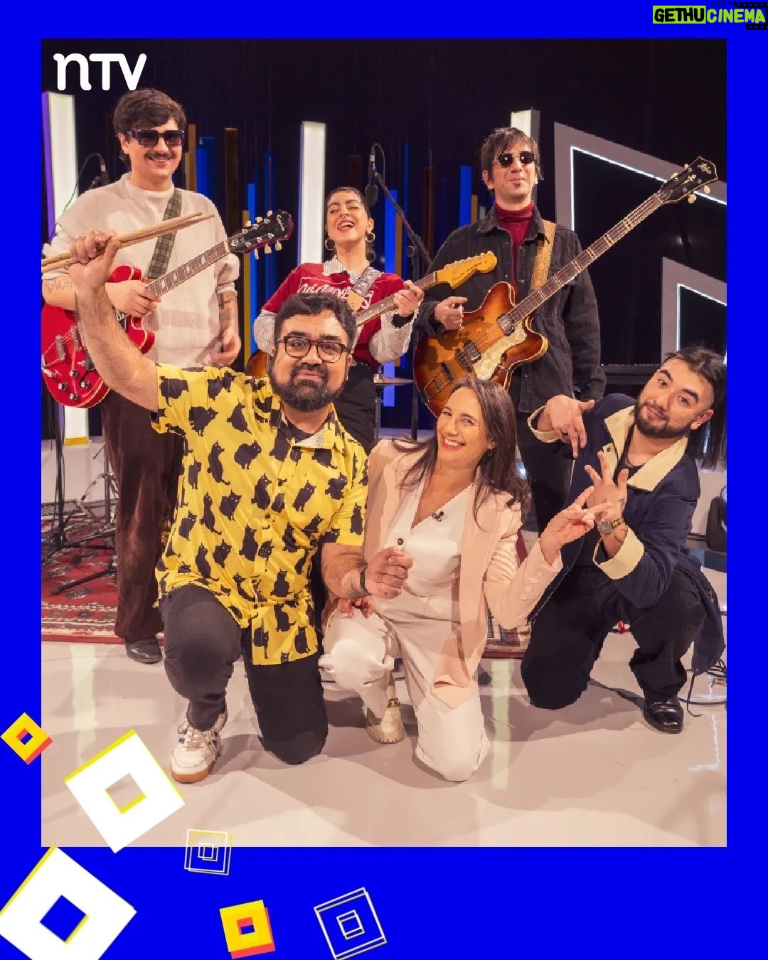 Blanca Lewin Instagram - 👏👏👏 Estas son las imágenes que nos dejó una nueva entrega de #Hora25 por las pantallas de NTV. 🎶🎵🎶Disfrutamos con la música de la banda @floresalegria_. Compartimos los datos de las columnas de cine/series con @carolinasofia3 y de literatura con Sergio Parra (@metalespesadoslibros). Y estuvo presente el mundo del teatro con @yamireyna, @chamojung y @m.elenaduvauchelle, quienes presentaron la obra "Mi madre, Mi novia y Yo" (@mimadreminoviayyo.cl). 📌 El increíble episodio de #Hora25NTV con @blancalewin ya está disponible en nuestro sitio oficial y también en nuestro canal de Youtube NTV_Chile. #Hora25TVN #blancalewin #musica #danza #cultura #teatro #literatura #entretenimiento #cine #televisión