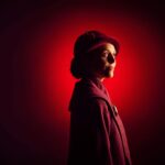 Blanca Lewin Instagram - 〰️ #Teatro y #Ciencia se mezclan en 🌓”Kelü, dos astrónomas, dos épocas, el mismo cielo”. Blanca Lewin y Adriana Stuven interpretan a María Teresa Ruiz y Cecilia Payne Gaposhkin, dos astrónomas, dos épocas, unidas por un mismo cielo en escena. El vestuario por Zorra Vargas, interpreta looks de las épocas de los personajes, los 90's y los 20's, en una paleta de color de rojos y cafés; y la caracterización de Margarita Nilo se basa en los registros históricos visuales de ambas astrónomas. En la puesta en escena de Kelü según su directora Ana López Montaner (El efecto, Los cristianos, Hermana) comenta: “ Busqué jugar con la percepción del tiempo y del espacio, probando las posibilidades de un todo puede ser, un pasado inmerso en el presente y donde nada permanece fijo”. 🎫 Preventa hasta el 10 de mayo ❗️ 📌https://ticketplus.cl/events/kelu 📆 Funciones desde 25 de mayo al 22 de junio. MIÉ a SÁB, a las 20:30 h 📍Sala Ana González / 1er piso: Sí cuenta con acceso para personas con movilidad reducida y silla de ruedas 📸 Daniel Corvillon 🪡Diseños de Vestuario, Zorra Vargas @zorrateatral Realización de vestuario, Javiera Labbé ✨Maquillaje y pelo, Margarita Nilo @marganilo #estreno #astronomía #teatro #ciencia #mujeres