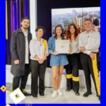Blanca Lewin Instagram - ¡El miércoles de Hora 25 estuvo cargado de emociones en NTV! 🌟 Disfrutamos de la vanguardia musical con la emblemática banda @loselectro en nuestro set. Además, exploramos el mundo del cine y las series con @carolinasofia3, y revisamos historias literarias con Sergio Parra (@metalespesadoslibros). ¡Todo esto y más en la Hora que no existe, donde todo puede suceder! 🕰️ No te pierdas #Hora25NTV con @blancalewin, todos los miércoles a las 22:30 horas por las pantallas de @ntvchile, y el sábado cerca de la medianoche a través de @tvn. 📺✨