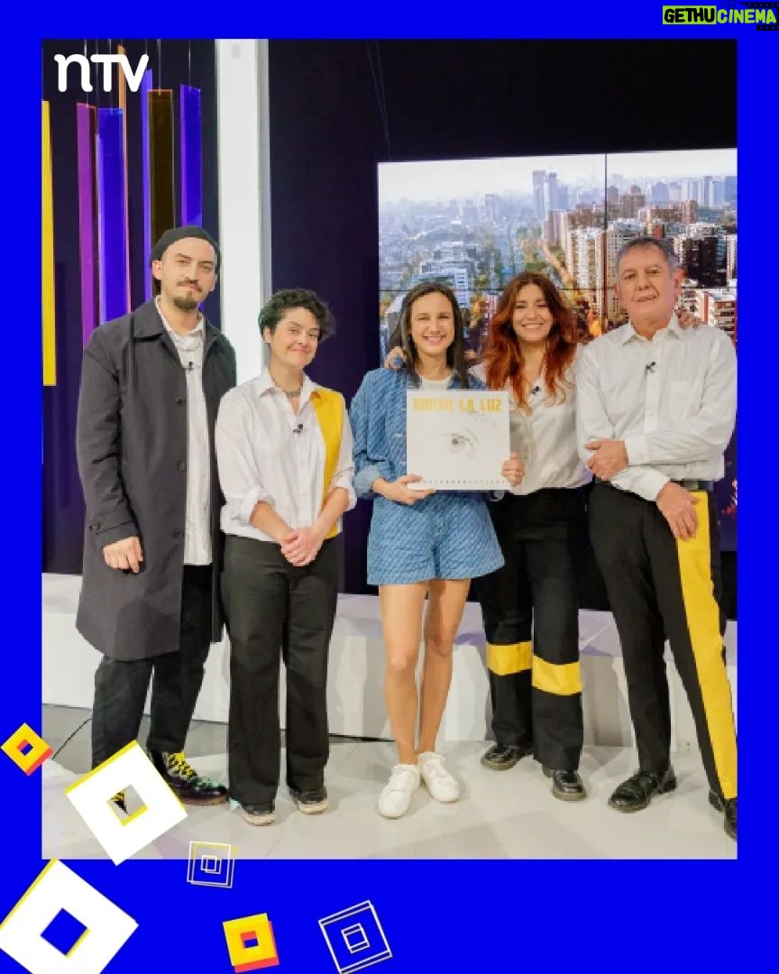 Blanca Lewin Instagram - ¡El miércoles de Hora 25 estuvo cargado de emociones en NTV! 🌟 Disfrutamos de la vanguardia musical con la emblemática banda @loselectro en nuestro set. Además, exploramos el mundo del cine y las series con @carolinasofia3, y revisamos historias literarias con Sergio Parra (@metalespesadoslibros). ¡Todo esto y más en la Hora que no existe, donde todo puede suceder! 🕰️ No te pierdas #Hora25NTV con @blancalewin, todos los miércoles a las 22:30 horas por las pantallas de @ntvchile, y el sábado cerca de la medianoche a través de @tvn. 📺✨