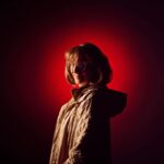 Blanca Lewin Instagram - 〰️ #Teatro y #Ciencia se mezclan en 🌓”Kelü, dos astrónomas, dos épocas, el mismo cielo”. Blanca Lewin y Adriana Stuven interpretan a María Teresa Ruiz y Cecilia Payne Gaposhkin, dos astrónomas, dos épocas, unidas por un mismo cielo en escena. El vestuario por Zorra Vargas, interpreta looks de las épocas de los personajes, los 90's y los 20's, en una paleta de color de rojos y cafés; y la caracterización de Margarita Nilo se basa en los registros históricos visuales de ambas astrónomas. En la puesta en escena de Kelü según su directora Ana López Montaner (El efecto, Los cristianos, Hermana) comenta: “ Busqué jugar con la percepción del tiempo y del espacio, probando las posibilidades de un todo puede ser, un pasado inmerso en el presente y donde nada permanece fijo”. 🎫 Preventa hasta el 10 de mayo ❗️ 📌https://ticketplus.cl/events/kelu 📆 Funciones desde 25 de mayo al 22 de junio. MIÉ a SÁB, a las 20:30 h 📍Sala Ana González / 1er piso: Sí cuenta con acceso para personas con movilidad reducida y silla de ruedas 📸 Daniel Corvillon 🪡Diseños de Vestuario, Zorra Vargas @zorrateatral Realización de vestuario, Javiera Labbé ✨Maquillaje y pelo, Margarita Nilo @marganilo #estreno #astronomía #teatro #ciencia #mujeres