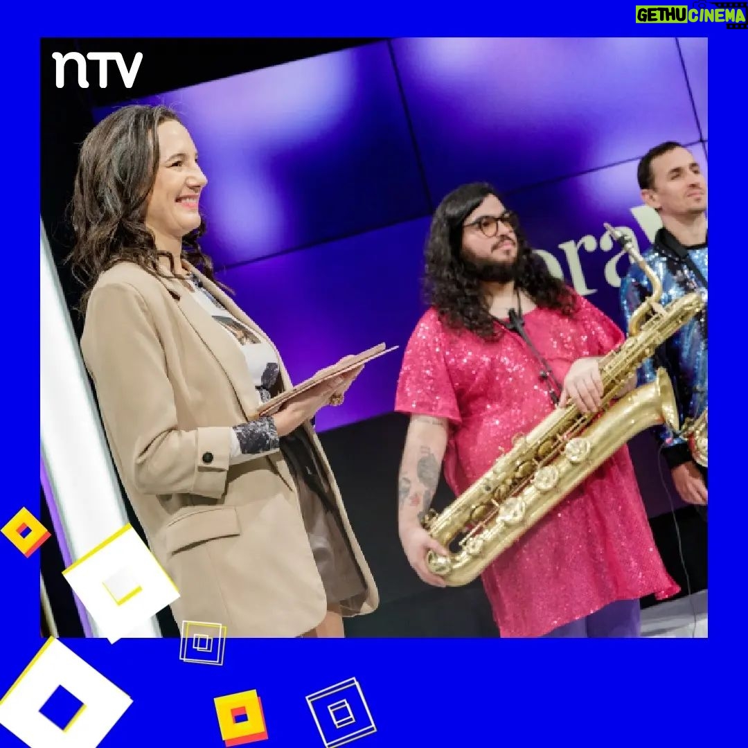 Blanca Lewin Instagram - 🎬 ¡Vivimos nuevo capÃtulo de Hora 25! 📺 Hoy @blancalewin nos invitó a un programa lleno de cultura y entretenimiento. En nuestro set, vibramos al ritmo de la música de @newenafrobeat. Además, revisamos un imperdible ranking del Rock Chileno con @gonzalo_planet en nuestra sección musical. Y eso no es todo, también nos sumergimos en la intrigante obra "¿Estás ahÃ, Yin?" con @marceloalonsoactor y @mikcleelafond. 📌 Recuerda sintonizar #Hora25NTV con @blancalewin, todos los miércoles a las 22:30 horas por @ntvchile, y el sábado cerca de la medianoche por @tvn.