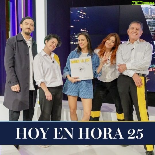 Blanca Lewin Instagram - ¡Hoy en Hora 25! 📺 Tendremos la vanguardia musical de @loselectro en nuestro set. Además, estaremos con las columnas de cine/series con @carolinasofia3 y de literatura con Sergio Parra (@metalespesadoslibros). Eso y más, en la Hora que no existe, donde todo puede pasar. 📌No te pierdas #Hora25NTV con @blancalewin, todos los miércoles a las 22:30 horas por las pantallas de @ntvchile, y el sábado cerca de la medianoche a través de @tvn. #Hora25TVN #blancalewin #musica #cultura #teatro #literatura #entretenimiento #cine #televisión