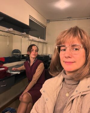 Blanca Lewin Instagram - Hoy estrenamos Kelü
Lindo viaje interestelar junto a @adristuven 
Que los astros nos traigan mucha 💩 💩 💩 
Venga a vernos al @teatrouc 
Link en mi perfil 
#teatro🎭 #astronomía #actriceschilenas #género #mujeresenlaciencia