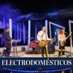 Blanca Lewin Instagram - ¡@loselectro en Hora 25!📺🎶 En nuestro escenario tocaron "Después de Muerto", "Detrás del Alma" y "El Viento Escapó". 📲 Revive los mejores momentos del programa en nuestro canal de Youtube NTV Chile, @tvnplaycl y tvn.cl/ntv 📡 No te pierdas #Hora25NTV con @blancalewin, todos los miércoles a las 22:30 horas por las pantallas de @ntvchile, y el sábado por @tvn cerca de la medianoche. #Hora25TVN #blancalewin #musica #cultura #teatro #entretenimiento #cine #Televisión
