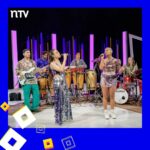 Blanca Lewin Instagram – 🎬 ¡Vivimos nuevo capítulo de Hora 25! 📺 Hoy @blancalewin nos invitó a un programa lleno de cultura y entretenimiento.

En nuestro set, vibramos al ritmo de la música de @newenafrobeat.

Además, revisamos un imperdible ranking del Rock Chileno con @gonzalo_planet en nuestra sección musical.

Y eso no es todo, también nos sumergimos en la intrigante obra “¿Estás ahí, Yin?” con @marceloalonsoactor y @mikcleelafond.

📌 Recuerda sintonizar #Hora25NTV con @blancalewin, todos los miércoles a las 22:30 horas por @ntvchile, y el sábado cerca de la medianoche por @tvn.