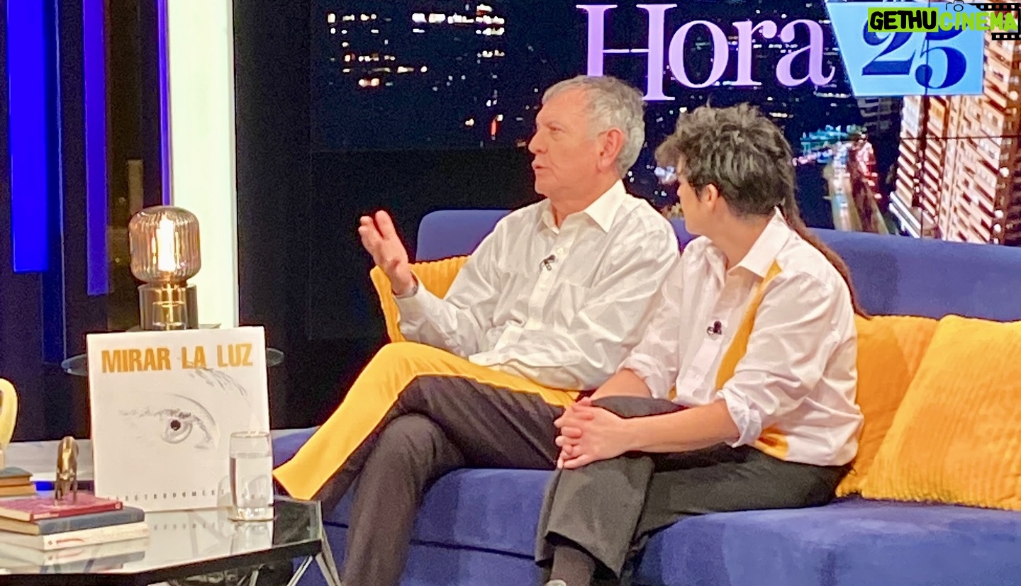 Blanca Lewin Instagram - 🔴 Histórica presentación de #Electrodomésticos en #Hora25 del canal NTV y TVN, presentando MIRAR LA LUZ, su más reciente disco que sigue presentándose el 14 de junio en Teatro del Bio Bio, Concepción, y el 29 de junio en Parque Cultural Ex Cárcel, Valparaíso! 🔊🎶🎸 Imperdible, sonido en vivo! 💥 Encuentra “Mirar la Luz” en disquerías del país y plataformas digitales 💿 ▶️ @loselectro @ntvchile @tvn @blancalewin