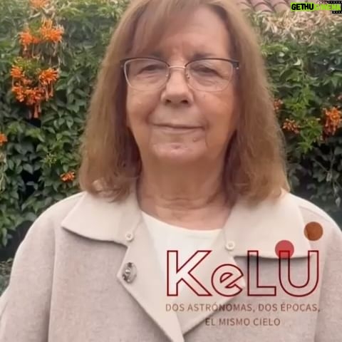 Blanca Lewin Instagram - ✨ En Kelü, dos astrónomas, dos épocas, el mismo cielo~ nos inspiramos en el descubrimiento de la reconocida astrónoma chilena María Teresa Ruiz, uno ocurrido en 1997 en el Desierto de Atacama, en el Observatorio La Silla en 1997, el año en que Ruiz, descubre a Kelü, una enana café nunca antes vista. ¿Cómo se tomó esta inspiración? María Teresa nos lo cuenta 🫰 “Kelü, dos astrónomas, dos épocas, el mismo cielo” es una obra protagonizada por Blanca Lewin y Adriana Stuven, escrita por Ximena Carrera Venegas y Dirigida por Ana López Montaner. 📌Estreno 25 de mayo Temporada desde el 29 de mayo al 22 de junio 🕢Miércoles a domingo a las 20:30 hrs Teatro UC 🎫Venta de entradas en 📌https://ticketplus.cl/events/kelu #estreno #astronomía #teatro #ciencia
