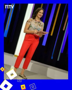 Blanca Lewin Instagram - 🔵🟣⚪️ Disfrutamos del 7°capítulo de la #Hora25NTV con la conducción de @blancalewin📺, que contó con grandes invitados, temas y música en vivo.

🎶🎵 Todo con la presentación y puesta en escena de la agrupación @metalengua, además de la columna de teatro/artes escénicas con @yashirazhizmeri, y de música con @gonzalo_planet. 

👉En el estudio compartimos con Karina Sánchez del film documental "Malqueridas" y su directora @tanagilbert.

📌Si te lo perdiste, te contamos que el episodio de #Hora25NTV ya está disponible en nuestro sitio oficial, nuestro canal de Youtube NTV_Chile y también en nuestra plataforma @TVNplaycl.

#Hora25TVN #blancalewin #musica #cultura #teatro #literatura #entretenimiento #cine #Televisión