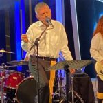 Blanca Lewin Instagram - 🔴 Histórica presentación de #Electrodomésticos en #Hora25 del canal NTV y TVN, presentando MIRAR LA LUZ, su más reciente disco que sigue presentándose el 14 de junio en Teatro del Bio Bio, Concepción, y el 29 de junio en Parque Cultural Ex Cárcel, Valparaíso! 🔊🎶🎸 Imperdible, sonido en vivo! 💥 Encuentra “Mirar la Luz” en disquerías del país y plataformas digitales 💿 ▶️ @loselectro @ntvchile @tvn @blancalewin