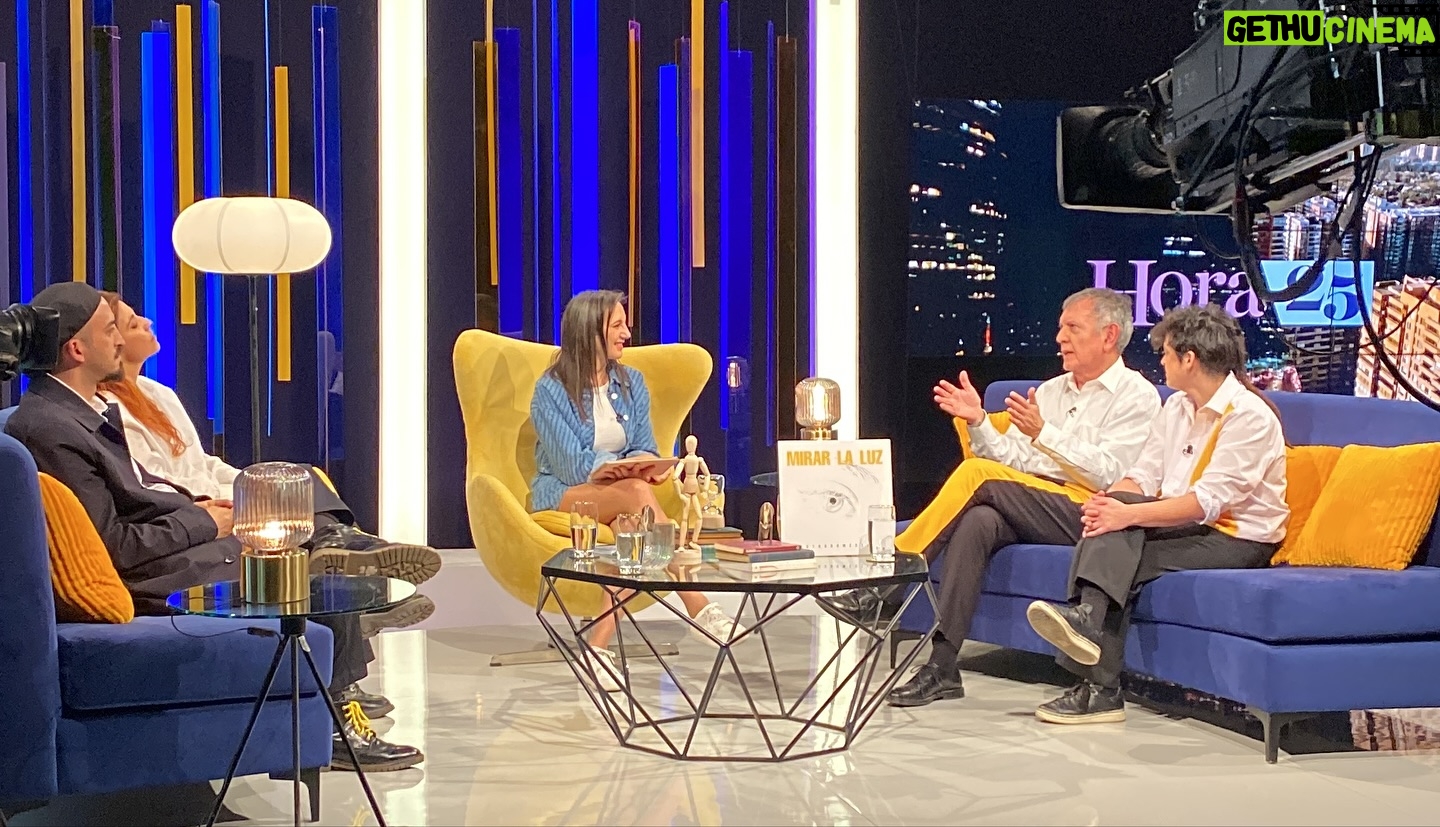 Blanca Lewin Instagram - 🔴 Histórica presentación de #Electrodomésticos en #Hora25 del canal NTV y TVN, presentando MIRAR LA LUZ, su más reciente disco que sigue presentándose el 14 de junio en Teatro del Bio Bio, Concepción, y el 29 de junio en Parque Cultural Ex Cárcel, Valparaíso! 🔊🎶🎸 Imperdible, sonido en vivo! 💥 Encuentra “Mirar la Luz” en disquerías del país y plataformas digitales 💿 ▶️ @loselectro @ntvchile @tvn @blancalewin