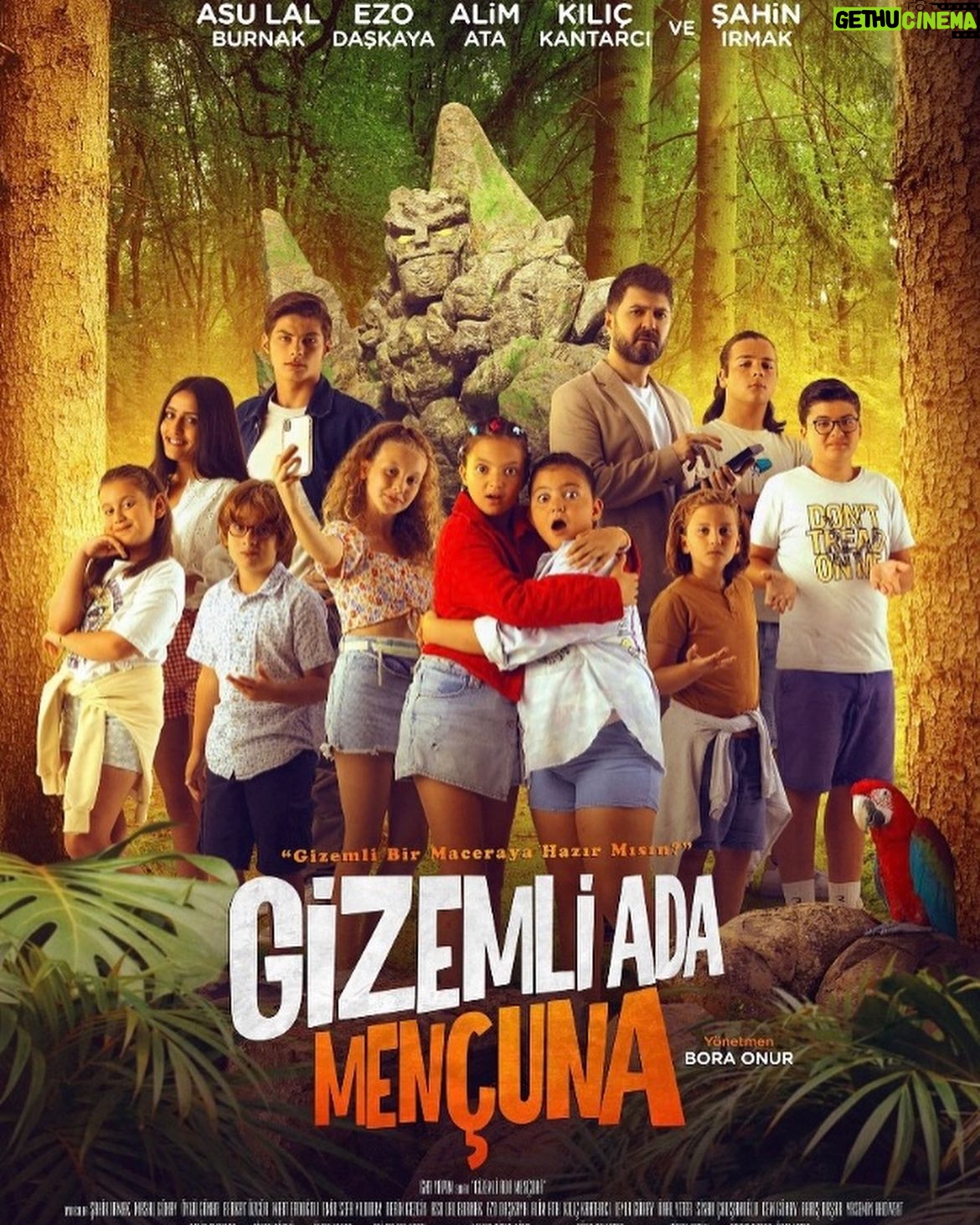 Boncuk Yilmaz Instagram - veee karşınızda @gizemliadamencuna 🤗 @netflixturkiye ‘de yayında🤟🏻 ve @kilickantarciofficial , büyük fanıyım😍❤️