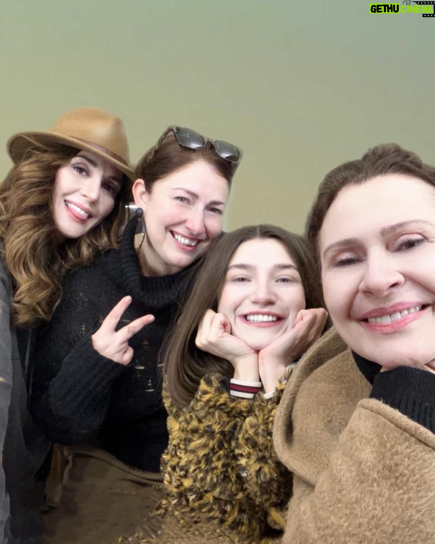 Boncuk Yilmaz Instagram - yokluğunuzda #tbt’si… 🥹 @goncacilasun @lilyairem @thesedefact