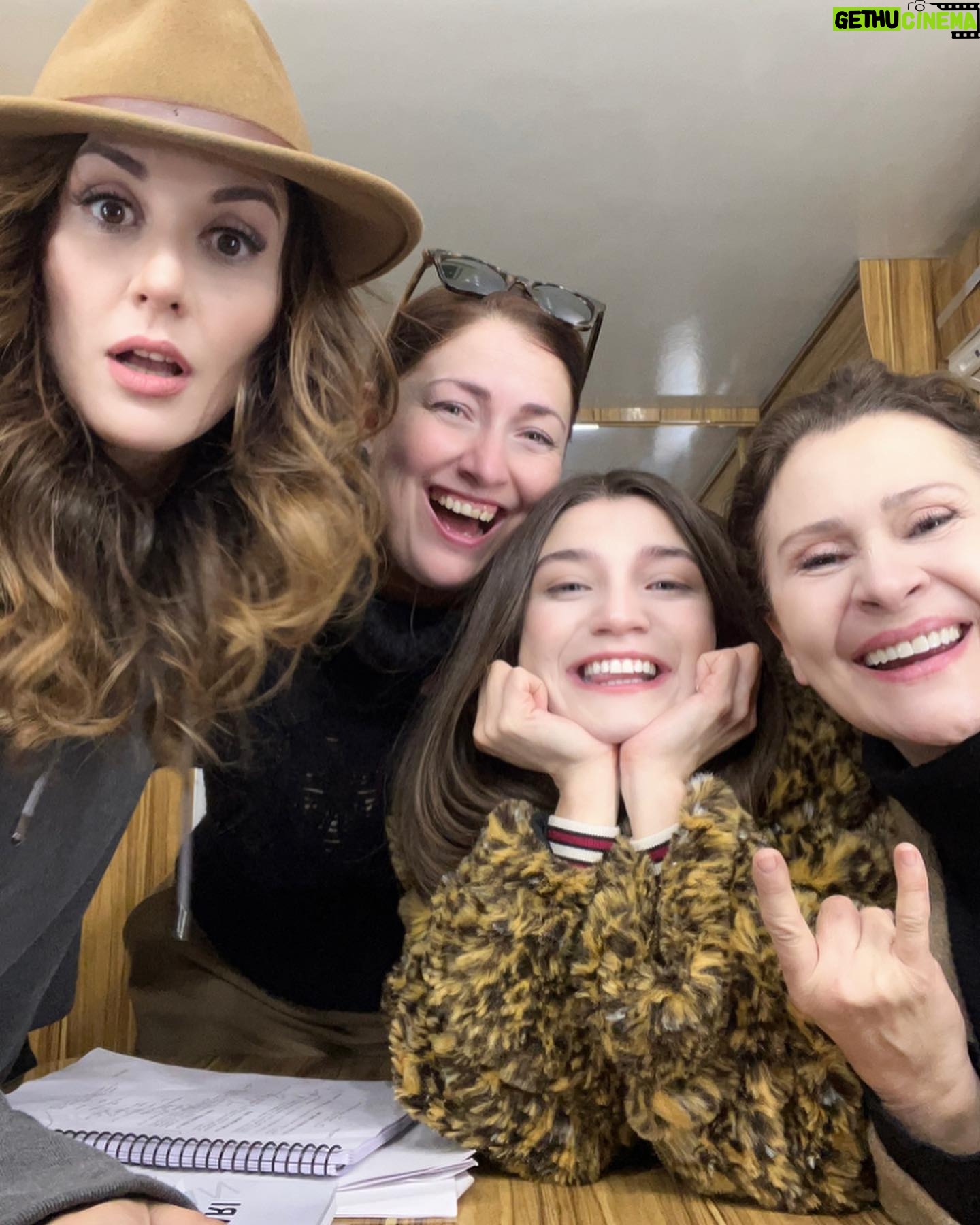 Boncuk Yilmaz Instagram - yokluğunuzda #tbt’si… 🥹 @goncacilasun @lilyairem @thesedefact