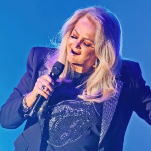 Bonnie Tyler Instagram - It was a stressful journey getting there, but we had an amazing time in Rostock last night ✨ #BonnieTylerLive

📷: Ove Arscholl