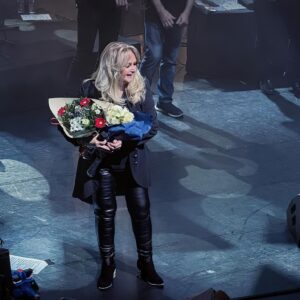 Bonnie Tyler Instagram - An amazing night in Paris earlier this week!
📷: @notsovan
#BonnieTylerLive