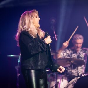 Bonnie Tyler Instagram - Thank you for having us, Kraków! We had an awesome time last Friday night at @icekrakow.
📷: @anka_gardzinska
#BonnieTylerLive @yea.com.pl