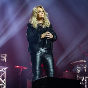 Bonnie Tyler Instagram - Thank you for having us, Kraków! We had an awesome time last Friday night at @icekrakow.
📷: @anka_gardzinska
#BonnieTylerLive @yea.com.pl