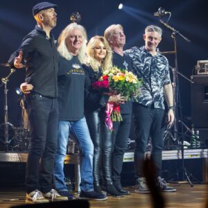 Bonnie Tyler Instagram - Thank you for having us, Kraków! We had an awesome time last Friday night at @icekrakow.
📷: @anka_gardzinska
#BonnieTylerLive @yea.com.pl