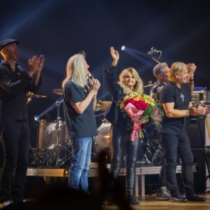 Bonnie Tyler Instagram - Thank you for having us, Kraków! We had an awesome time last Friday night at @icekrakow.
📷: @anka_gardzinska
#BonnieTylerLive @yea.com.pl